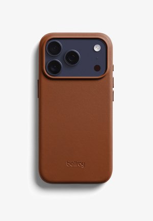 Custodia per telefono in pelle marrone che copre la parte posteriore di uno smartphone con tre obiettivi della fotocamera e un flash su sfondo bianco.
