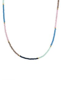 Collar de perlas con colores pastel que incluyen rosa, azul, verde y marrón, con pequeños acentos dorados entre las cuentas.