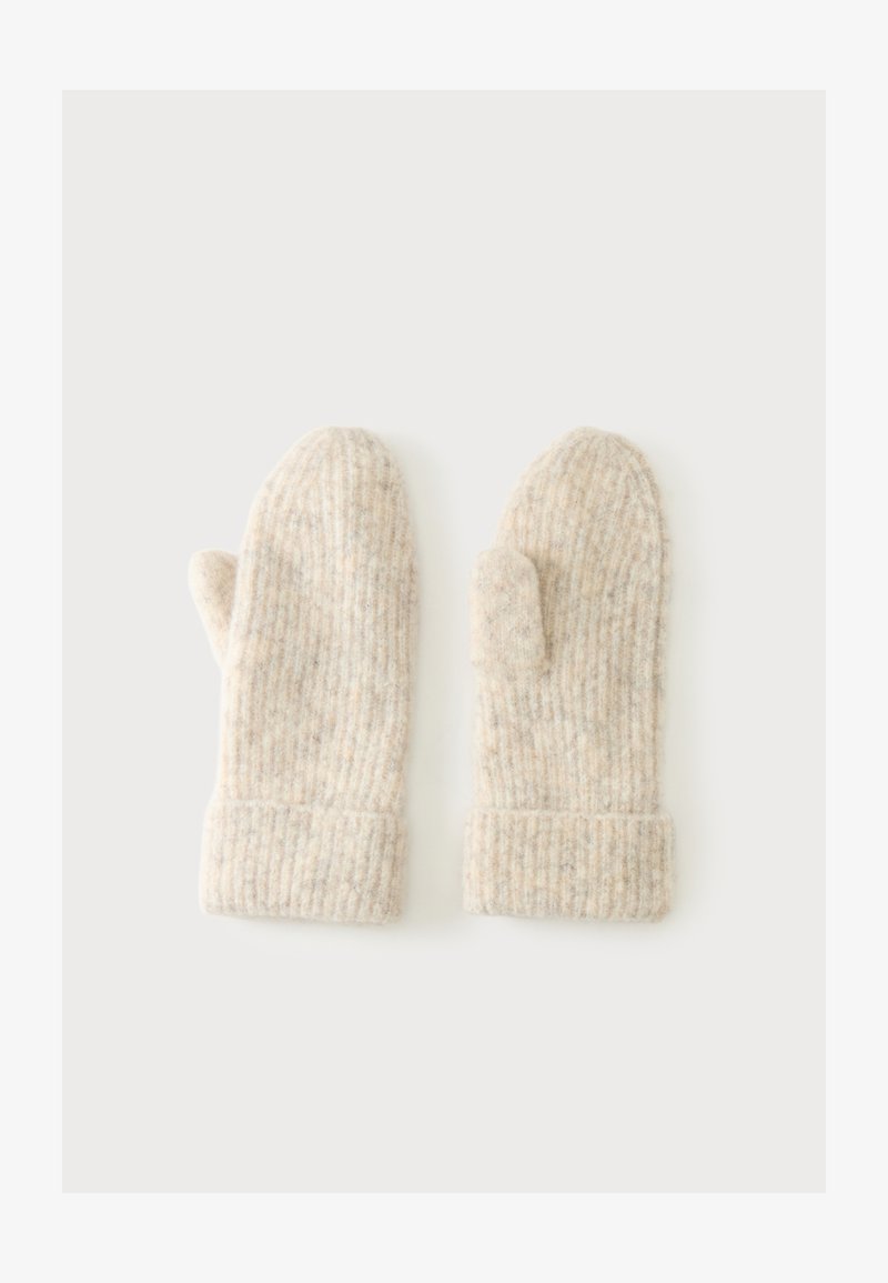 Paire de moufles en laine beige tricotées avec poignets retroussés, posées à plat sur un fond clair.