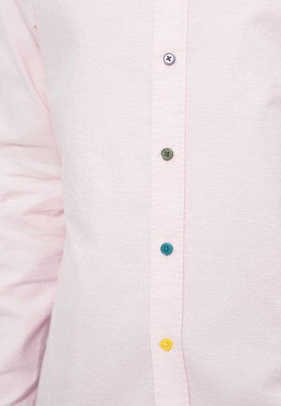 Cămașă roz deschis cu cinci nasturi în violet, verde, albastru și galben. Textură moale și design clasic al gulerului.