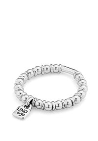 Bague en argent ornée de perles alternant entre lisses et texturées, avec une petite plaque gravée "UNO de 50" attachée sur le côté.