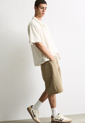 BAGGY - BERMUDA - Farmer rövidnadrágok - khaki