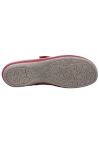 Zapato de cuero rojo con suela de goma texturizada que presenta patrones florales. Correa de velcro en la parte superior para un ajuste seguro. Diseño plano, adecuado para uso casual.