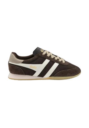 Bruine suède sneaker met witte strepen, beige hielpatch, crèmekleurige veters en een rubberen zool, gezien vanaf de buitenkant.