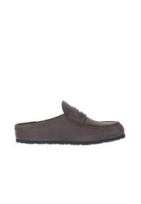 Scarpa slip-on in pelle marrone con finitura liscia, caratterizzata da una fascia decorativa e dettagli di cucitura, e una suola in gomma nera.