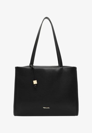 Sac à main en cuir noir avec deux longues anses, un petit charm carré doré décoratif et un logo de marque doré au centre avant.