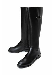 Zwarte leren knie-high laarzen met een gladde textuur, zijrits en zilveren accenten. Platte zool en afgeronde neus.