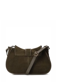 Olijfgroene suede crossbody tas met een gebogen vorm, een gestikte klep en een afneembare schouderband. Voorzien van een platte metalen gesp en een nette afwerking.