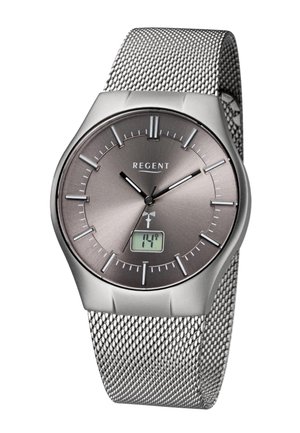 Silberne analoge Armbanduhr mit Mesh-Armband, grauem Zifferblatt, weißen Stundenmarkierungen, schwarzen und weißen Zeigern, digitaler Datumsanzeige und "REGENT"-Markenlogo.