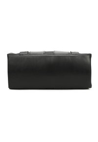 Borsa a tracolla in pelle nera con forma rettangolare, caratterizzata da una texture liscia e dettagli di cucitura verticale nella parte superiore. Chiusura con cerniera.