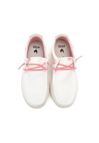 Scarpe da ginnastica bianche con lacci rosa e fodera interna a motivo chevron. Presentano una suola in gomma morbida e un'etichetta con logo sul lato.