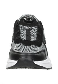 Grijs en zwart sportieve schoen met een bovenkant van mesh, ronde neus, vetersluiting en een opvallend rond logo op de tong.