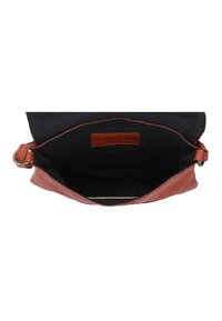 Borsa in pelle con un esterno marrone rossiccio, un interno in tessuto scuro e un'etichetta visibile. Il design presenta una chiusura a pattina e una tracolla regolabile.