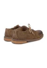 Braune Wildlederschuhe mit runder Zehenform, Schnürdesign und einer kontrastierenden hellbraunen Gummisohle. Mit sichtbaren Nähten entlang der Kante.