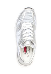 Zilveren mesh sneaker met witte veters en een gevoerde tong. Heeft een gladde zilveren en gestructureerde mesh bovenkant, ronde neus en een zachte inlegzool.