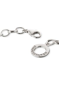 Bracciale in metallo argentato con anelli intrecciati, dotato di un ciondolo circolare inciso con "ENGELSRUFER" e una chiusura a molla.