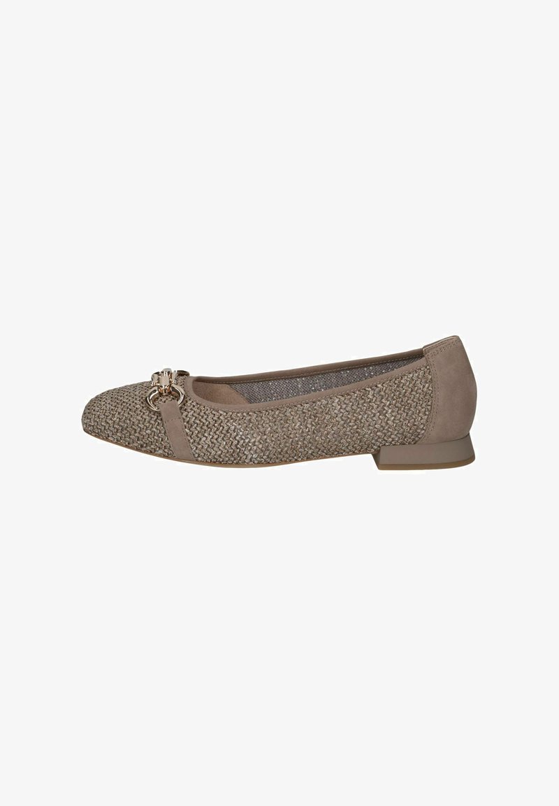 Ballerine beige avec texture tissée sur le bout, accents en daim, petit talon et détail métallique décoratif à l'avant.
