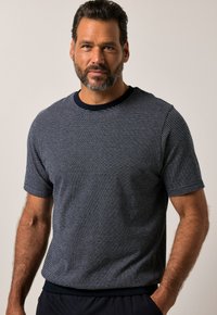 Pruhované tričko s kulatým výstřihem v námořnické modré a bílé barvě, krátké rukávy, žebrovaný výstřih, měkký materiál a volný střih.