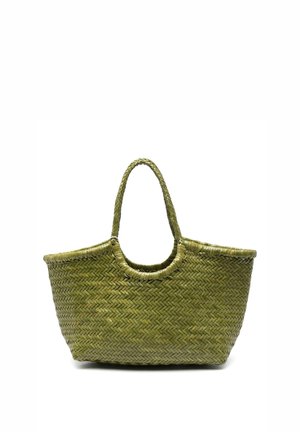 Sac fourre-tout en paille tissée verte avec des poignées arrondies et une large ouverture sur le dessus, debout sur un fond blanc.