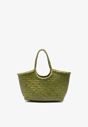 Groene geweven stro tote tas met afgeronde handvatten en een brede open bovenkant, rechtopstaand op een witte achtergrond.