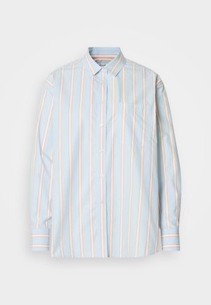 Chemise bleu clair à boutons, avec des rayures verticales blanches et rose pâle. Comprend une poche poitrine et des poignets rayés contrastés. Texture de tissu douce.