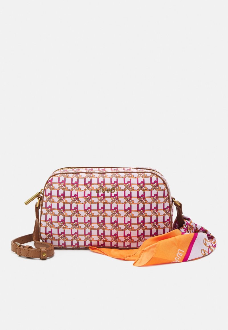 Kunstlæder crossbody taske med et pink og hvidt geometrisk mønster, brune accenter, guldfarvet hardware og et vedhæftet orange silkebånd.