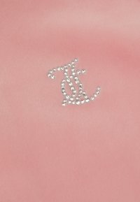 Roze stof met een gladde textuur heeft een strass-logo gemaakt van sprankelende heldere edelstenen, gerangschikt in een elegante cursieve stijl.