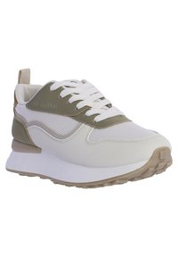 Zapatilla con una parte superior de malla blanca, acentos sintéticos en verde oliva, cordones blancos y una suela beige gruesa. Presenta una puntera redondeada y detalles texturizados.