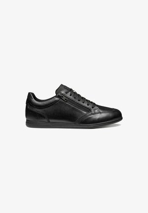 Baskets en cuir noir avec un profil bas, bout rond, semelle plate en caoutchouc, lacets à l'avant et fermeture éclair sur le côté pour un accès facile.