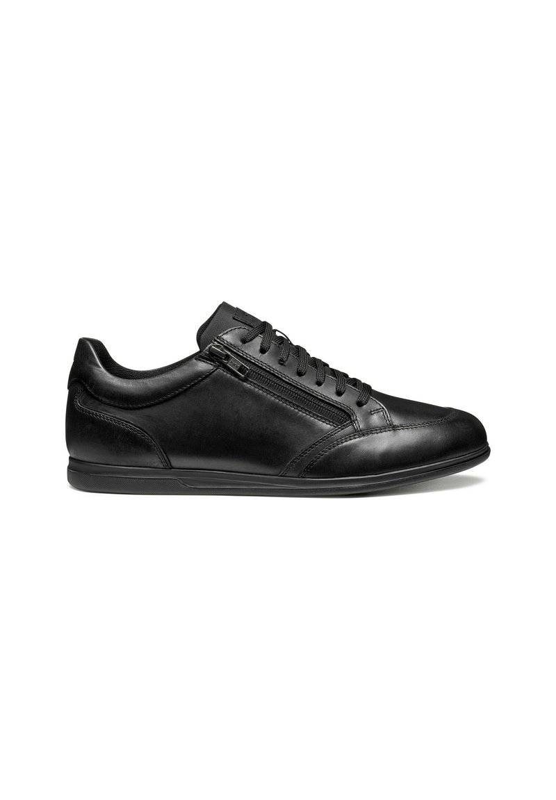 Sneaker in pelle nera con profilo basso, punta rotonda, suola in gomma piatta, allacciatura frontale e zip laterale per un facile accesso.