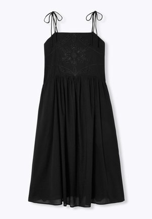 Robe midi noire avec fines bretelles nouées, corsage ajusté orné de broderies florales ajourées, et jupe froncée.