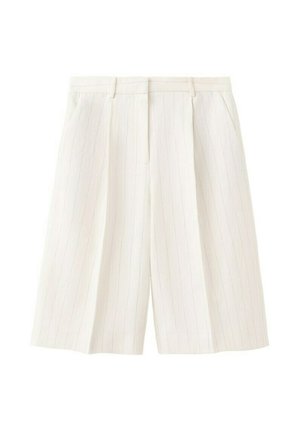 Białe spodenki za kolano z delikatnymi pionowymi prążkami, szlufkami na pasek i bocznymi kieszeniami, przedstawione na płasko na białym tle.