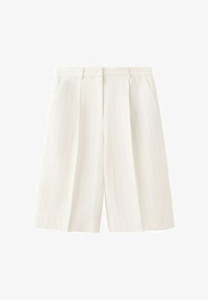 Białe spodenki za kolano z delikatnymi pionowymi prążkami, szlufkami na pasek i bocznymi kieszeniami, przedstawione na płasko na białym tle.