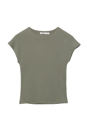 Olívazöld rövid ujjú, kerek nyakú póló, karcsúsított fazonban, kis márkajelzéssel a nyak belső oldalán.