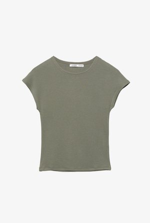 Olívazöld rövid ujjú, kerek nyakú póló, karcsúsított fazonban, kis márkajelzéssel a nyak belső oldalán.