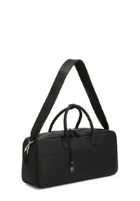 Μαύρη δερμάτινη τσάντα τύπου duffel με υφή, διπλές λαβές, αποσπώμενο ιμάντα ώμου και ασημένιες μεταλλικές λεπτομέρειες. Ορθογώνιο σχήμα.