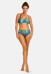 Niebieski zestaw bikini składający się z topu z falbankami i odpowiadających mu wysokich majtek, akcentowany pomarańczowymi pionowymi paskami.