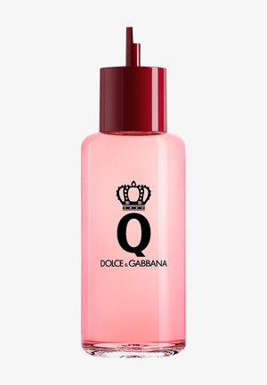 Bouteille rose transparente avec un bouchon-pompe rouge foncé, étiquetée d'une couronne noire, de la lettre Q et de la marque Dolce & Gabbana.
