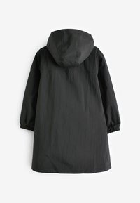 Cappotto nero con cappuccio, dalla texture liscia e opaca, con polsini elastici e una vestibilità rilassata. Il design presenta una silhouette di lunghezza media.