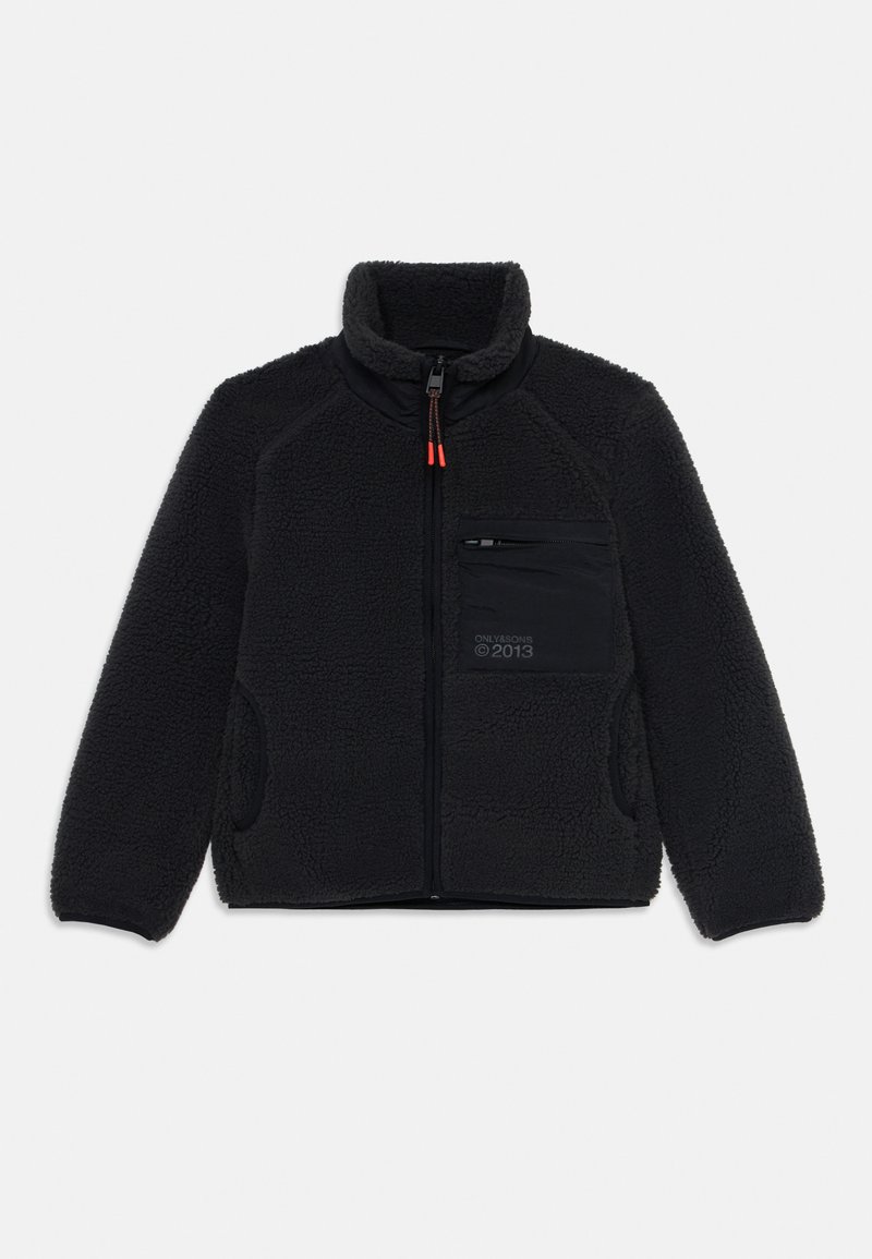 Schwarze Fleecejacke mit hohem Kragen, Frontreißverschluss und Reißverschluss-Brusttasche. Mit kontrastierenden schwarzen Stoffen und orangenen Reißverschlussakzenten.