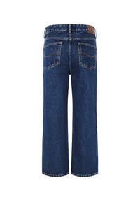 Jeans de pierna ancha en denim azul oscuro con una textura suave. Cuenta con dos bolsillos traseros con detalles de costura y una etiqueta de cuero con marca en la cinturilla.