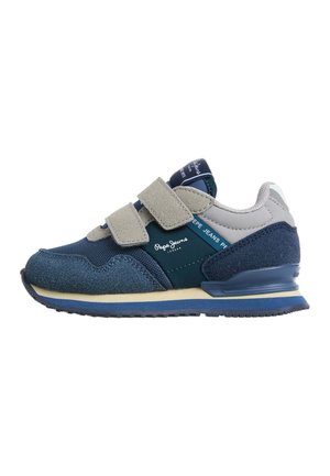 Blauer und grauer Kindersneaker mit zwei beigen Klettverschlüssen und strukturierter Sohle, mit Pepe Jeans an der Seite und auf der Zunge gebrandet.