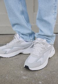 Puma TEVERIS NITRO UNISEX - Matalavartiset tennarit - gray violet/nimbus cloud