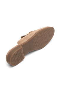 Scarpa slip-on in suede marrone con suola piatta, caratterizzata da una suola in gomma testurizzata e dettagli sottili sulla tomaia. Senza lacci o componenti visibili.
