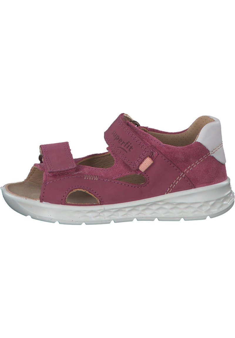 Rosa mockaläder sandaler med justerbara kardborreband, öppen tå, sidoutskärningar och en vit gummisula med strukturerade greppmönster.