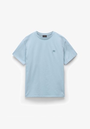 Lichtblauw katoenen T-shirt met een ronde hals, korte mouwen en een klein logo gedrukt op de linkerborst. Soepele textuur, normale pasvorm.