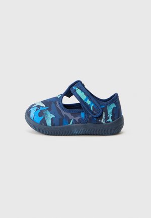 Chaussure avec motif camouflage bleu, dotée d'un dessus en tissu doux, d'une bande auto-agrippante et d'une semelle en caoutchouc texturée pour une bonne adhérence. Design profil bas.