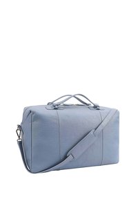 Sac de voyage en cuir bleu avec double poignées et une bandoulière amovible. Surface texturée avec fermeture éclair et détails de surpiqûres.