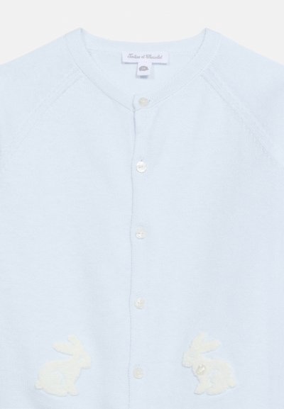 Ανοιχτό μπλε παιδική ζακέτα με στρογγυλή λαιμόκοψη, πέντε κουμπιά στη μέση και μικρές λευκές εφαρμογές κουνελιού κοντά στις κάτω άκρες.