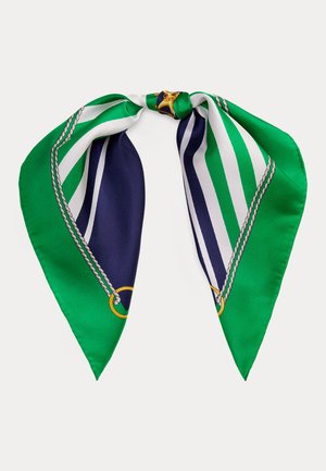 Zijden sjaal met groene, marineblauwe en witte strepen, gouden ringen en touwpatronen, los gestrikt op een witte achtergrond.